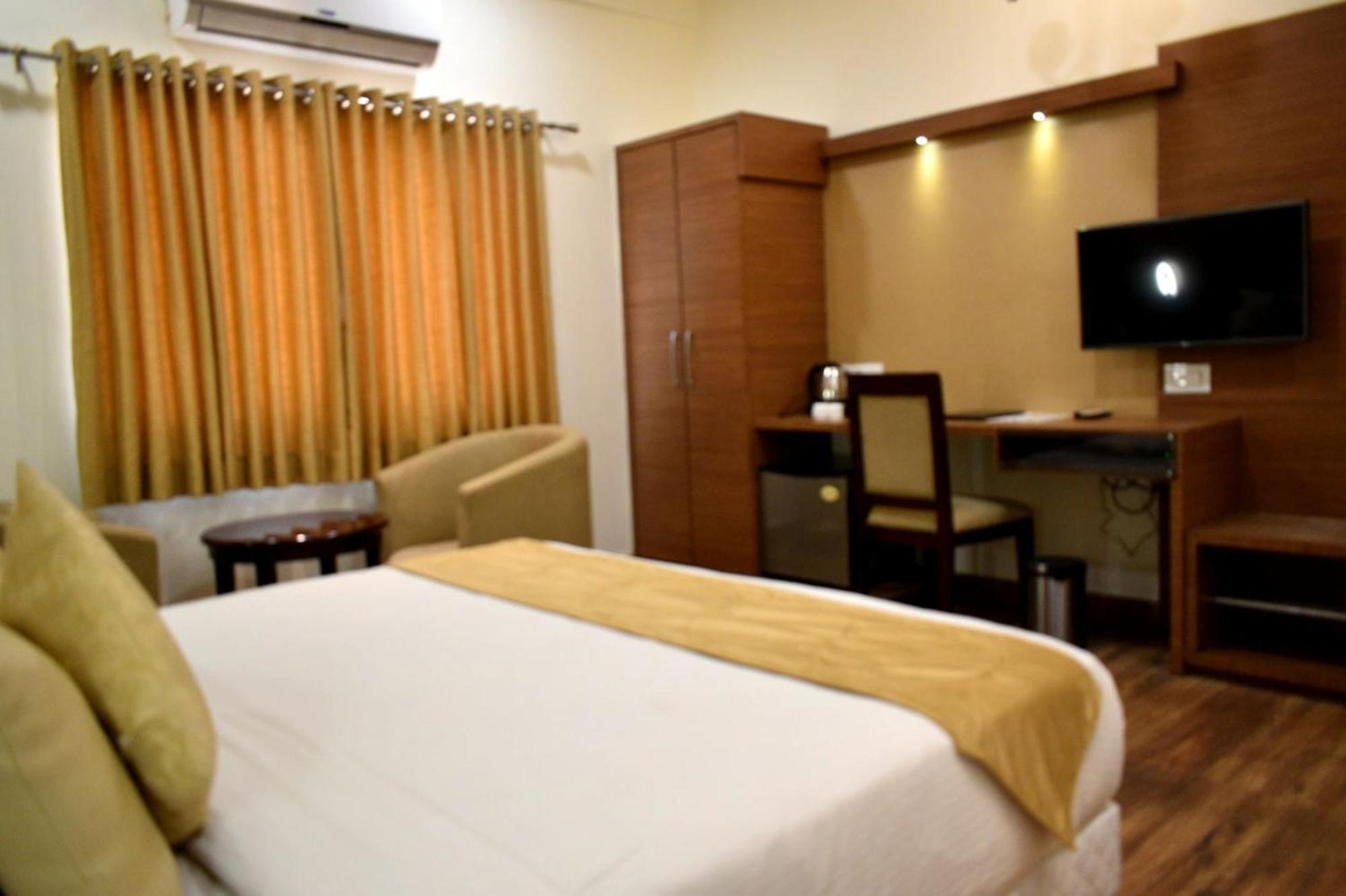 Hotel Aerocity Golden Close To New Delhi Airport エクステリア 写真