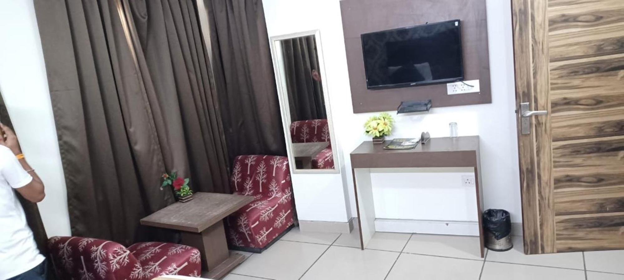 Hotel Aerocity Golden Close To New Delhi Airport エクステリア 写真