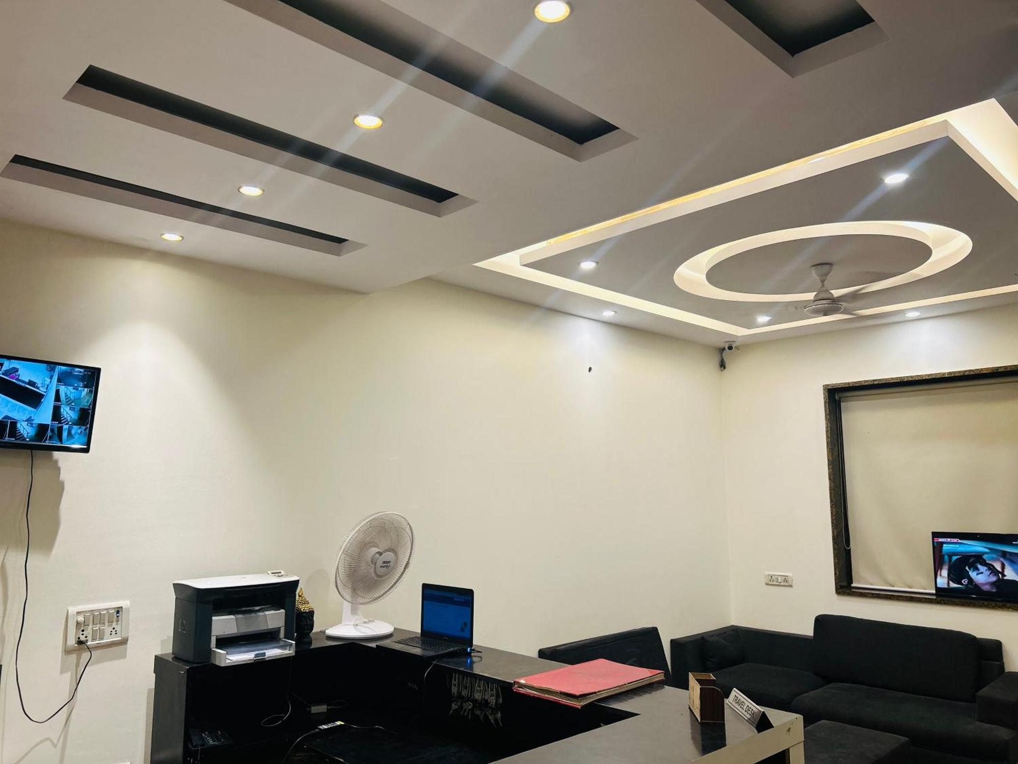 Hotel Aerocity Golden Close To New Delhi Airport エクステリア 写真