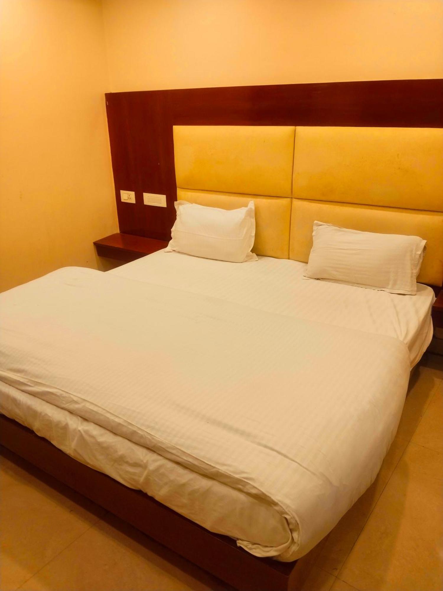 Hotel Aerocity Golden Close To New Delhi Airport エクステリア 写真